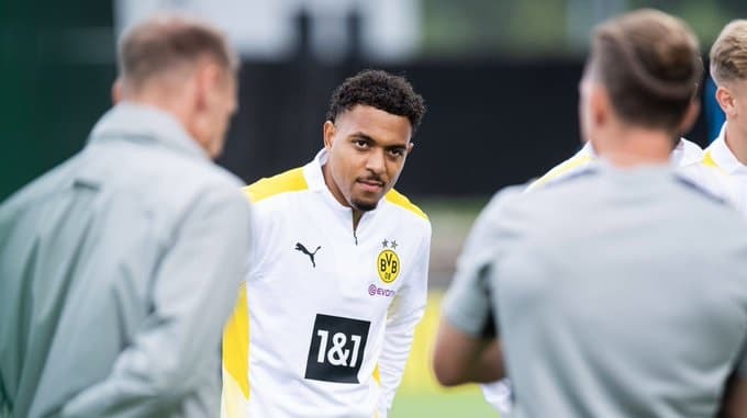 Donyell Malen trains with Borussia